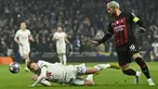 Pemain Tottenham Hotspur, Dejan Kulusevski (kiri) terjatuh saat berduel dengan pemain AC Milan, Theo Hernandez pada laga leg kedua 16 besar Liga Champions 2022/2023 yang berlangsung di Tottenham Hotspur Stadium, London, Kamis (09/03/2023) WIB. Rossoneri berhasil melaju ke babak perempat final setelah unggul dengan agregat 1-0. (AFP/Justin Tallis)