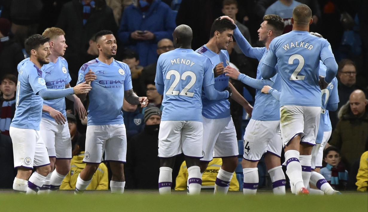 Gelandang Manchester City, Rodri (tengah) berselebrasi bersama rekan-rekannya usai mencetak gol ke gawang West Ham pada pertandingan lanjutan Liga Inggris di stadion Etihad di Manchester, Inggris, Rabu (19/2/2020). City menang atas West Ham 2-0. (AP Photo/Rui Vieira)