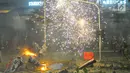 Massa aksi melemparkan kembang api dan petasan ke blokade polisi di sekitar depan gedung Bawaslu, Jalan MH Thamrin, Jakarta, Rabu (22/5/2019). Aksi unjuk rasa itu dilakukan menyikapi putusan hasil rekapitulasi nasional Pemilu serentak 2019. (Liputan6.com/Angga Yuniar)
