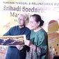 Srihadi Soedarsono dan Farida Srihadi memperlihatkan katalog pameran tunggal yang akan berlangsung di Galeri Nasional Jakarta (Liputan6.com/Komarudin)