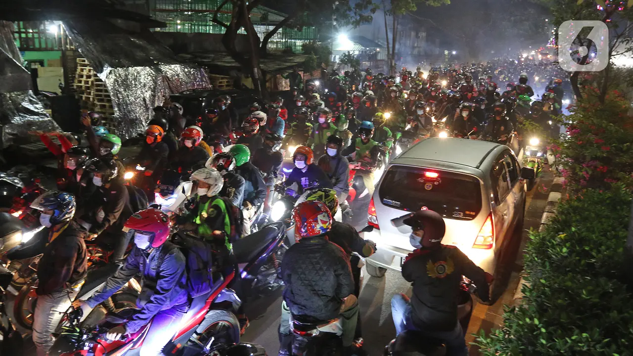 FOTO: Nekat, Pemudik Lawan Arus Lintasi Posko Penyekatan di Kedungwaringin