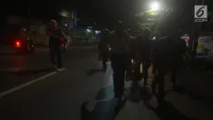 Petugas gabungan melakukan razia terhadap waria di kawasan Duren Sawit, Jakarta, Jumat (25/5). Razia tersebut digelar pada malam hari guna memudahkan penangkapan warga yang bekerja sebagai waria, pemulung hingga pengamen. (Merdeka.com/Imam Buhori)