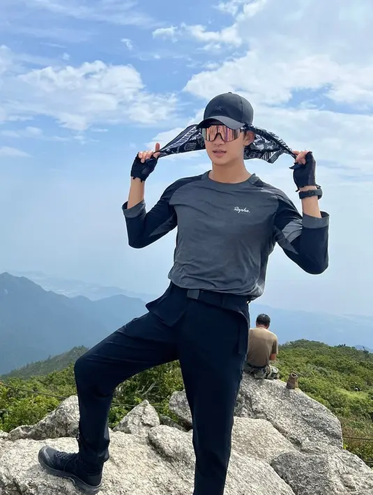 Melihat aktor tampan itu berpose, banyak penggemar yang menuliskan kalimat pujian pada kolom komentar unggahannya. Selain itu, proporsi tubuh Kim Soo Hyun yang sempurna dan kaki yang panjang membuatnya semakin menarik perhatian. Gaya aktor yang dikenal baby face ini pun bikin hati fans meleleh. (Liputan6.com/IG/@soohyun_k216)