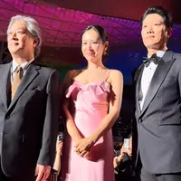 So Ye Jin hadir bersama para pemain&nbsp;No Other Choice lain tampak hadir. Ibu satu anak ini mencuri perhatian dengan dress pink spaghetti strap dari Alexander Mcqueen. Dress satin ini seharga Rp67 jutaan.&nbsp;[@busanfilmfest]
