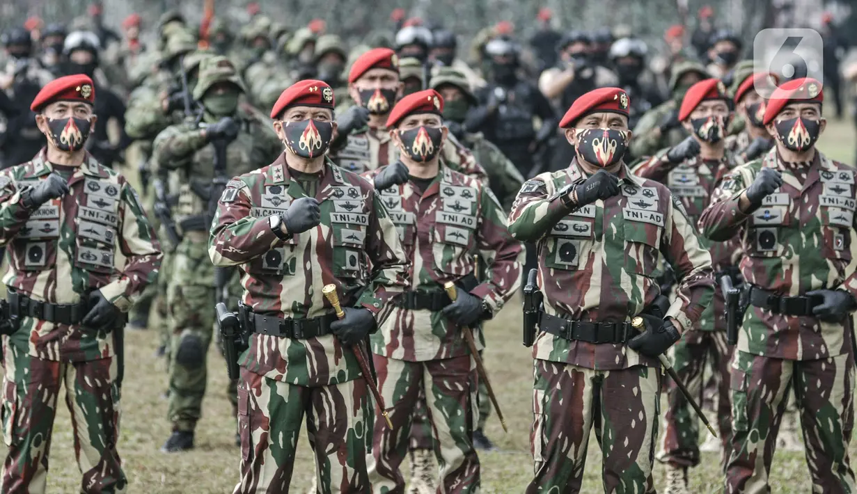 Danjen Kopassus yang baru Brigjen TNI Mohammad Hasan didampingi Mayjen TNI I Nyoman Cantiasa melakukan salam komando usai upacara penyerahan komando Kopassus di Mako Kopassus, Cijantung, Jakarta, Kamis (10/9/2020). (merdeka.com/Iqbal S. Nugroho)