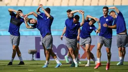 Para pemain Slovakia berlatih saat sesi latihan di Stadion La Cartuja, Seville, Spanyol, Selasa (22/6/2021). Slovakia akan menghadapi Spanyol pada pertandingan Grup E Euro 2020, Rabu 23 Juni 2021. (AP Photo/Thanassis Stavrakis)