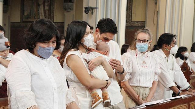 Tampil Gemas, Ini 7 Momen Pembaptisan Putra Marcel Chandrawinata di Katedral Jakarta