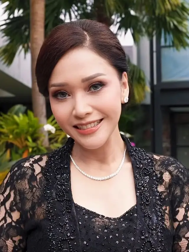 Makeup Maia Estianty Dibalut Kebaya Hitam Brokat. [@maiaestiantyreal]