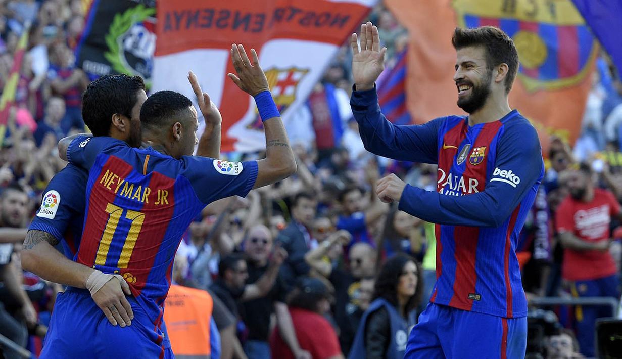 Para pemain Barcelona merayakan gol ketiga yang dicetak Luis Suarez ke gawang Deportivo pada laga La Liga di Stadion Nou Camp, Barcelona, Sabtu (15/10/2016). Barcelona menang 4-0 atas Deportivo. (AFP/Lluis Gene)