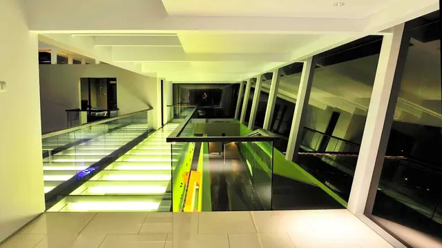 Desain Rumah Modern Kontemporer yang Tampil Futuristik dengan Warna Hijau