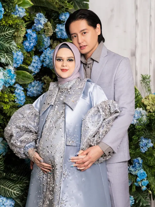 6 Gaya Maternity Shoot Roger Danuarta dan Cut Meyriska, Busananya Penuh Brokat
