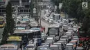 Kendaraan roda dua dan empat tampak terjebak macet panjang di kawasan Jalan Gatot Subroto, Jakarta, Minggu (9/12). Kemacetan tersebut diakibatkan oleh ribuan suporter yang ingin menunju ke Stadion Gelora Bung Karno. (Liputan6.com/Faizal Fanani)