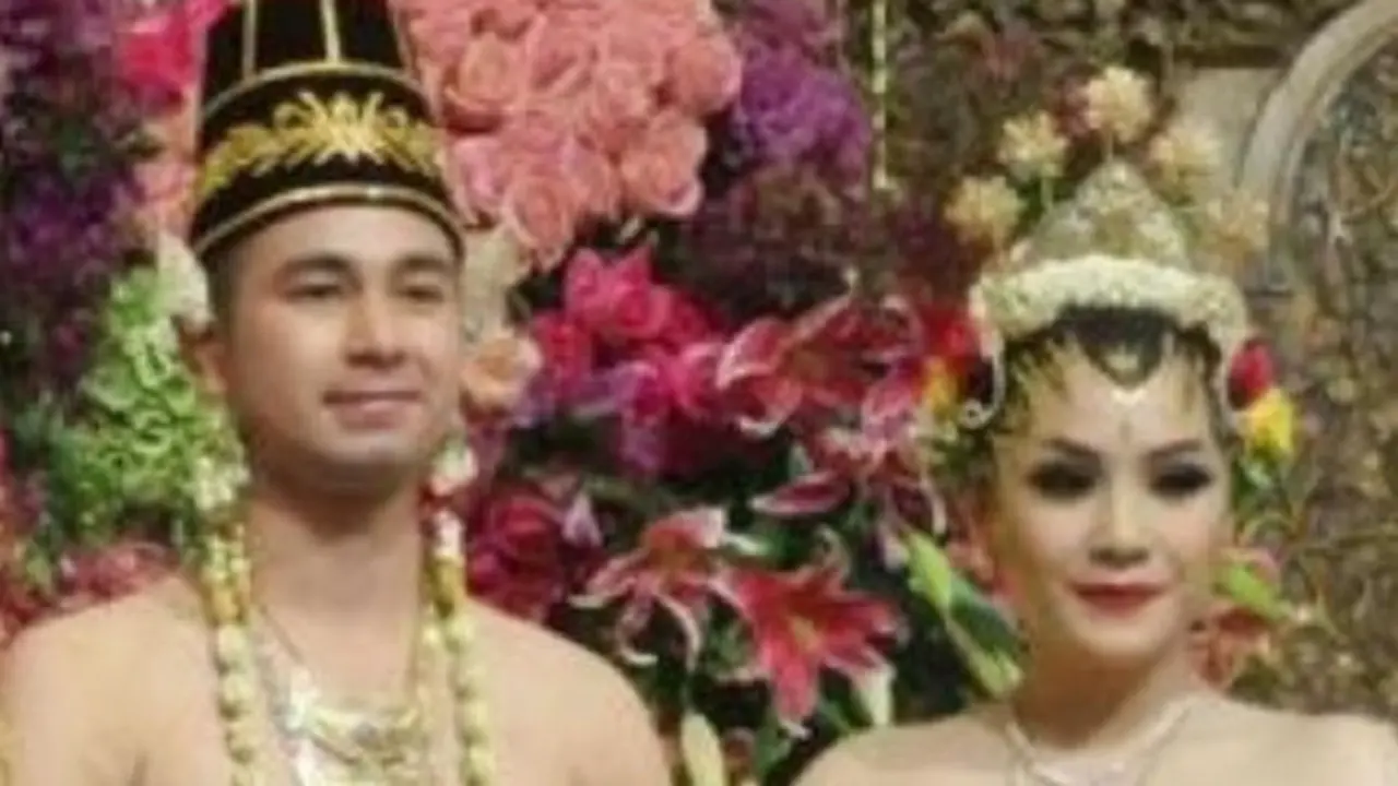 Potret Raffi Ahmad dan Nagita Slavina dalam pakaian adat Jawa Basahan (Sumber: adatpengantinmuslim.blogspot.com)