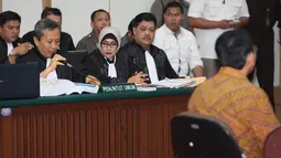 JPU membacakan berkas dalam sidang lanjutan Basuki Tjahaja Purnama (Ahok) di Auditorium Kementan, Jakarta, Selasa (24/1). Agenda sidang masih mendengarkan keterangan saksi dari pihak JPU, di antaranya saksi fakta. (Liputan6.com/Pool/Faizal Fanani)