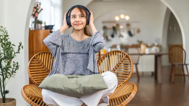 mendengarkan musik santai bahagia tersenyum