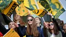 Para suporter wanita dari Australia mengibarkan bendera saat berada di Kazan, Senin (11/6/2018). Jelang Piala Dunia, para suporter mulai berdatangan ke Rusia. (AFP/Saeed Khan)