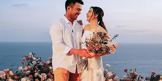 Jessica Mila tengah berbahagia, kala mendapat kejutan romantis dari sang kekasih Yakup Hasibuan di Bali. Momentum ini menjadi sebuah acara lamaran intimate yang dihadiri oleh sahabat terdekat. (Foto: Instagram/ Jessica Mila)