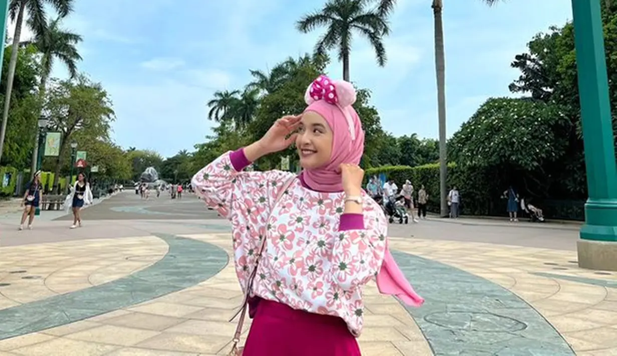 Pandai padu padannya pakaian yang dikenanakannya. OOTD wanita berusia 22 tahun ini menjadi para pengikutnya di Instagram. Dikenal sebagai kekasih mendiang Eril, Nabila Ishma hingga kini masih banjir dukungan dari netizen. Cantik dan memesona, wajah Nabila Ishma pernah disebut mirip dengan Raline Shah. Selain unggah potret dirinya dan pekerjaan, Nabila juga sering unggah quote motivasi yang menginspirasi. (Liputan6.com/IG/nabilaishma)