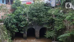 Suasana bangunan Jembatan Terowongan Tiga di kawasan Matraman, Jakarta, Minggu (12/6/2022). Jembatan Terowongan Tiga yang ditetapkan sebagai bangunan cagar budaya oleh Pemprov DKI Jakarta tersebut kondisinya terbengkalai dan kumuh. (Liputan6.com/Herman Zakharia)