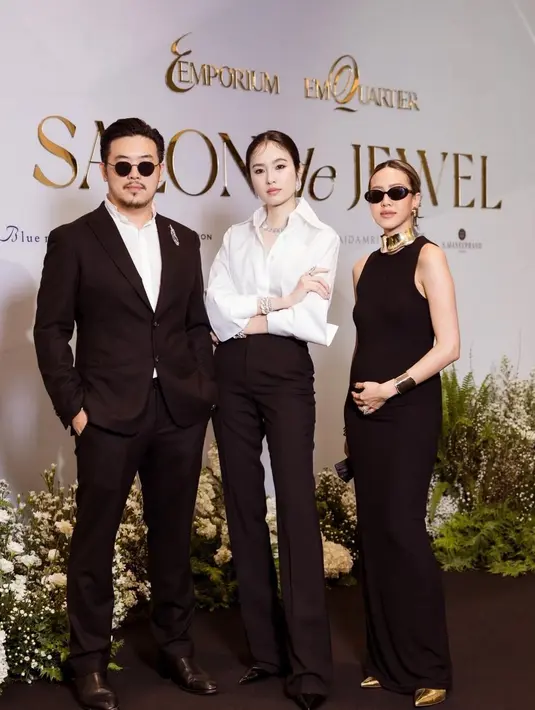 Nong Poy mengenakan kalung berlian cukup besar di lehernya [@smaneephand]