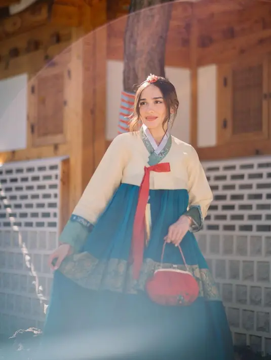 Yasmine tampil memesona dibalut hanbok nuansa kuning dan biru, dengan pita berwarna merah. [@yaswildblood]