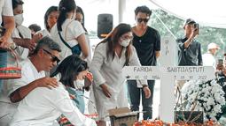 Gisel hadir di pemakaman mantan ibu mertua (instagram/gisel_la)