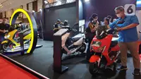 Pengunjung melihat kendaraan listrik yang dipamerkan dalam Indonesia Electric Motor Show (IEMS) 2022 di Jakarta Convention Center, Jakarta, Kamis (29/9/2022). Dengan tema ‘Strengthening Autonomus Ecosystem’, ada sekitar 50 peserta pameran yang mengikuti pameran ini. (Liputan6.com/Johan Tallo)