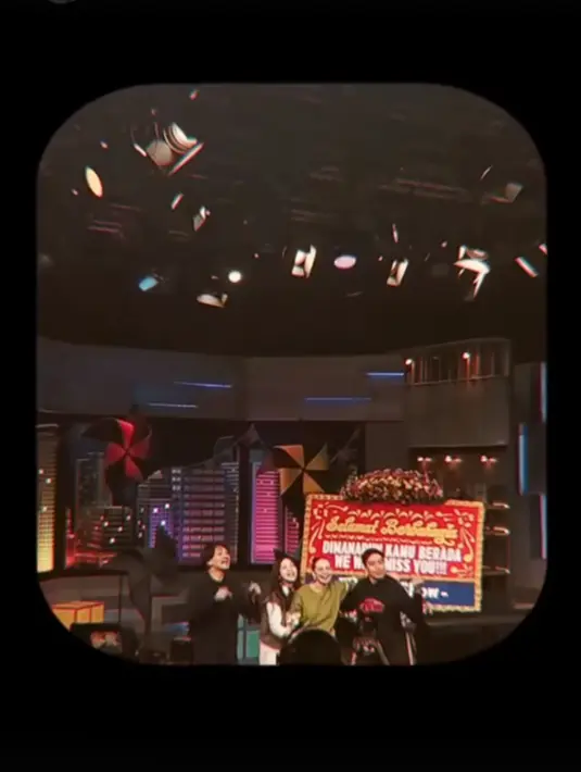 Berpisah sementara dengan sahabat yang sudah membersamainya, artis dengan nama lengkap Enzy Storia Leovarisa ini tak kuasa menahan haru. Ucapan manis dan salam perpisahan pun disampaikan oleh Desta, Vincent, dan Hesti dalam momen tersebut. Meski harus berpisah dengan Enzy, para sahabat tentunya bahagia karena Enzy telah menemukan kebahagiaan barunya bersama Molen. (Liputan6.com/IG/@enzystoria)