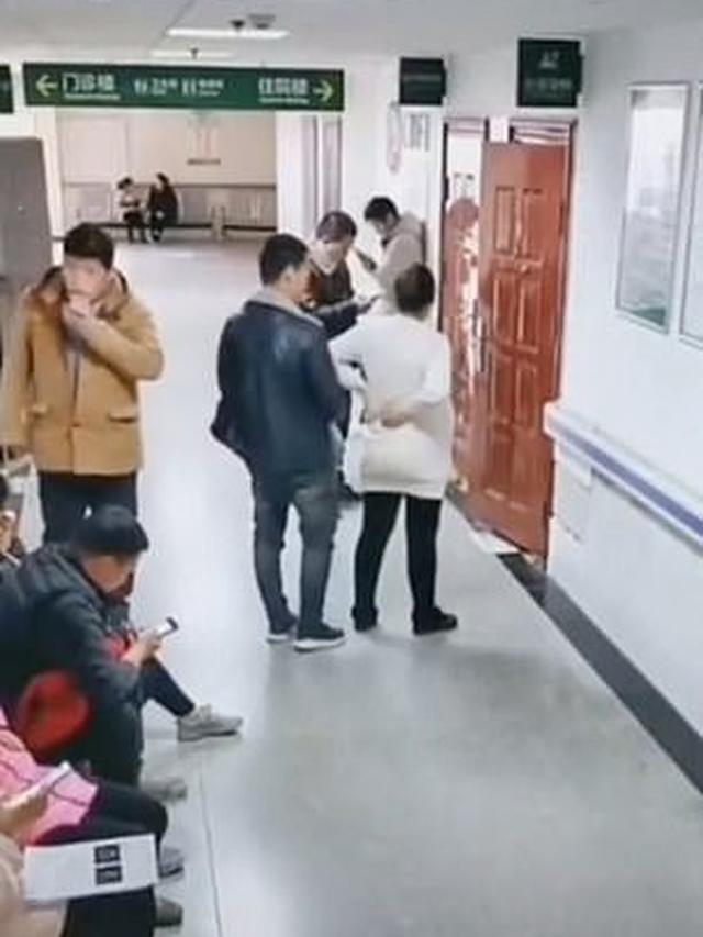 Bikin Haru, Suami Ini Rela Diduduki Istrinya yang Hamil Kelelahan