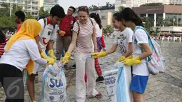 Sejumlah relawan saat mengumpulkan sampah selama acara Clean Up Jakarta Day di Bunderan Hotel Indonesia, Jakarta, minggu (18/10/2015). Kegiatan Clean Up Jakarta Day (CUJD) 2015 akan membersihkan Jakarta di 30 titik. (LIputan6.com/Herman Zakharia)