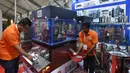 Peserta pameran menunjukkan mesin pencetak tablet dalam Pameran Farmasi Asia di Dhaka, Bangladesh, Jumat (28/2/2020). Pameran yang berfokus pada produk dan layanan medis serta teknologi farmasi ini berlangsung pada28 Februari hingga 1 Maret 2020. (Xinhua/Str)