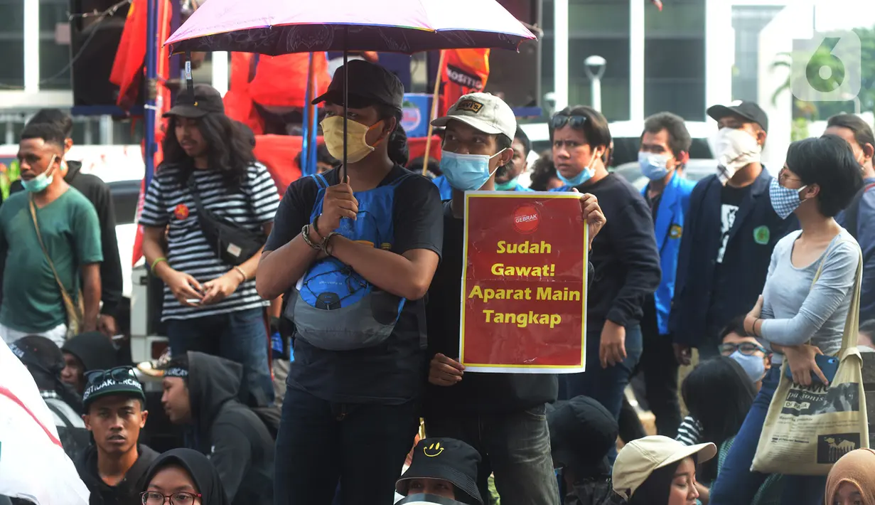 Massa buruh, mahasiswa dan pelajar berunjuk rasa di depan gedung Kementerian Pendidikan dan Kebudayaan, Jakarta, Selasa (17/11/2020). Selain menuntut pencabutan UU Ciptaker, mereka juga meminta pemerintah menggratiskan biaya pendidikan selama masa pandemi Covid-19. (merdeka.com/Imam Buhori)