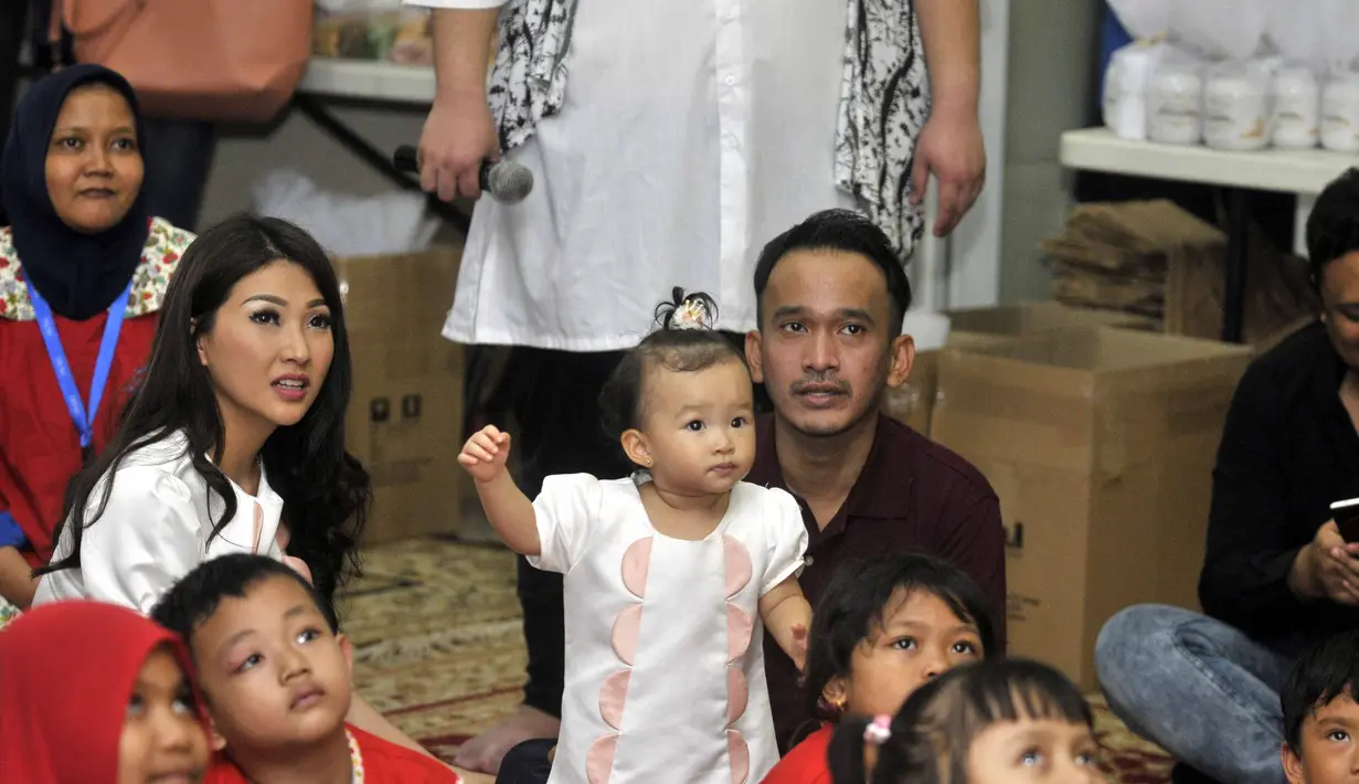 "Ditaruhnya di kantong plastik gitu, di kantong kresek warna putih. Hampir saru sama tissue, hampir saja mau dibuang," ujar Sarwendah, di yayasan YKAKI, kawasan Cempaka Putih, Jakarta Pusat, Senin (29/8/2016). (Nurwahyunan/Bintang.com)