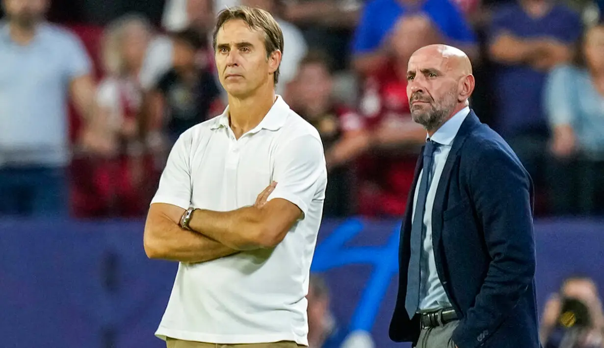 Reaksi pelatih kepala Sevilla Julen Lopetegui usai melawan Borussia Dortmund pada pertandingan Grup G Liga Champions di Stadion Ramon Sanchez Pizjuan, Sevilla, Spanyol, 5 Oktober 2022. Mantan pemain Real Madrid itu menangis selepas laga. (AP Photo/Jose Breton)