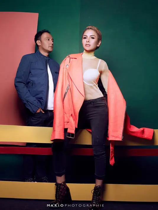 Dalam foto lain, Niki terlihat cantik dengan jaket yang tak menutup seluruh tubuhnya. Sedangkan pandangan Dipo tertuju pada sesuatu.  (Instagram/mariophotographie)