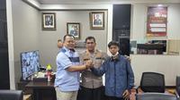 Wakil Ketua III DPRD Kota Depok, Tajudin Tabri bersama korban usai melakukan restorative justice di Polres Metro Depok. (Liputan6.com/Dicky Agung Prihanto)