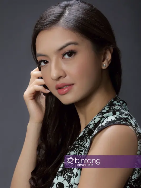 Bintang dalam film Surga Yang Tak Dirindukan 2 itu mengawali kariernya dari coba-coba. Sejak SMP-SMA pemeran Fatma dalam film 99 Cahaya di Langit Eropa itu main teater. Ia terlibat dalam film pertama lewat 5 CM. (Galih W. Satria/Bintang.com)