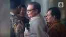 Pertemuan berlangsung dilakukan secara tertutup dan dijadwalkan dimulai pada pukul 14.00 WIB. Tampak dalam foto, Menteri Koordinator (Menko) Bidang Perekonomian, Airlangga Hartarto (tengah) menjawab pertanyaan pewarta sebelum meninggalkan Gedung Merah Putih Komisi Pemberantasan Korupsi (KPK), Jakarta, Rabu (14/1/2026). (Liputan6.com/Helmi Fithriansyah)