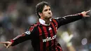 Gaya selebrasi penyerang AC Milan, Alexandre Pato setelah menjebol gawang Real Madrid dalam lanjutan penyisihan Liga Champions Grup C di Santiago Bernabeu, Madrid, 21 Oktober 2009. AFP PHOTO/JAVIER SORIANO
