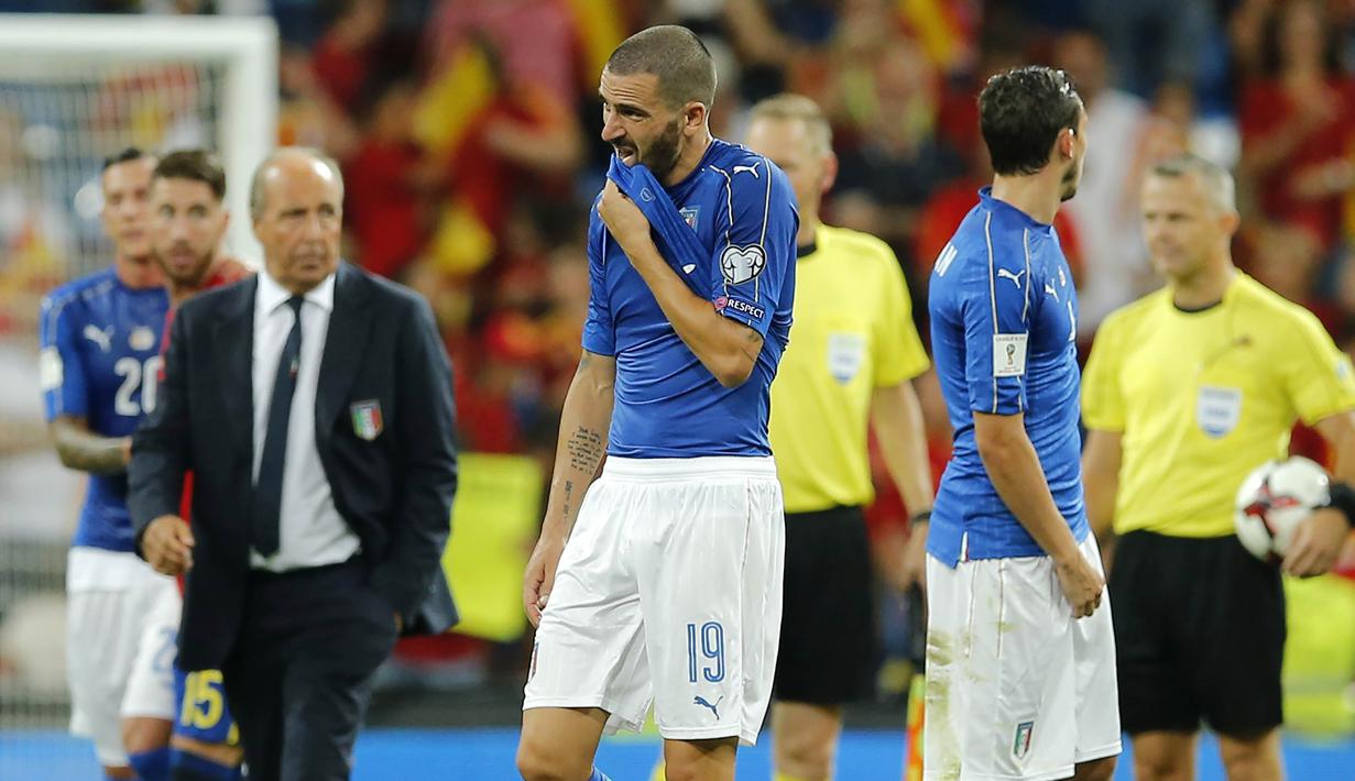 Bek Italia, Leonardo Bonucci, tampak kecewa usai takluk dari Spanyol pada laga kualifikasi piala dunia 2018 di Stadion Santiago Bernabeu, Madrid, Sabtu (2/9/2017). Spanyol menang 3-0 atas Italia. (AP/Paul White)