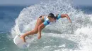 Peselancar Australia, Paige Hareb melakukan manuver di atas ombak sehari menjelang kejuaraan dunia surfing dari Liga Selancar Dunia (World Surf League) di Pantai Keramas, Gianyar, Bali, Minggu (12/5/2019). Ajang itu akan diselenggarakan mulai 13-25 Mei 2019. (SONNY TUMBELAKA/AFP)