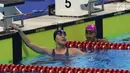 Atlet Indonesia, Syuci Indriani (kanan) mencapai finis saat final 100 meter gaya kupu-kupu putri S14 di Aquatic Center, Jakarta, Rabu (10/10). Syuci berhasil meraih mendali perak dengan catatan waktu 1 menit 11,08 detik. (Merdeka.com/Imam Buhori)