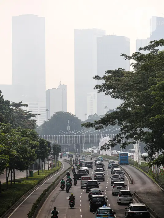 Kendaraan berjalan tersendat di Jalan Sudirman, Jakarta, Rabu (20/7/2022). Dinas Lingkungan Hidup (DLH) DKI Jakarta menyatakan sebanyak 75 persen polusi udara di Ibu Kota berasal dari emisi kendaraan bermotor roda dua dan roda empat. (Liputan6.com/Faizal Fanani)