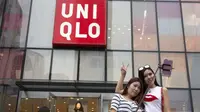 Wanita selfie di depan gerai pakaian Uniqlo di Beijing (cnn.com)