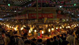 Ilustrasi Pasar Gwangjang, Seoul, Korea Selatan. (dok. Mike Swigunski/Unsplash)