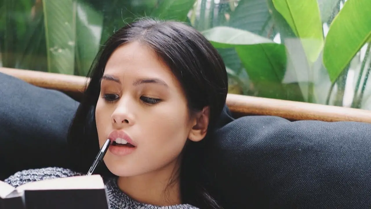 Dijuluki Kutu Buku di Sekolah, Ini Potret Maudy Ayunda saat Membaca