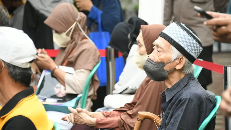 Wakil Gubernur Jabar Uu Ruzhanul Ulum mengapresiasi antusiasme warga lanjut usia (lansia) di Kota Bogor yang hadir untuk menjalani vaksinasi Covid-19 dosis tiga atau booster.