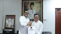 Penyerahan surat tugas dari Ketua Dewan Pimpinan Daerah (DPD) PDI Perjuangan Jawa Barat, Ono Surono, kepada Dadang Supriatna yang merupakan politikus Partai Kebangkitan Bangsa (PKB), Jumat (16/8/2024). (Foto: Istimewa)