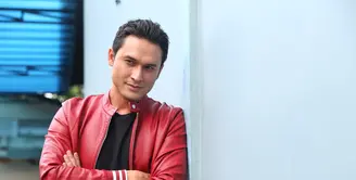 Indra L. Bruggman seringkali disebut memiliki hubungan spesial dengan Pipik Dian Irawati atau yang lebih akrab dengan Umi Pipik. Terlebih saat Indra megirimkan sebuah karangan bunga untuk wanita itu. (Nurwahyunan/Bintang.com)