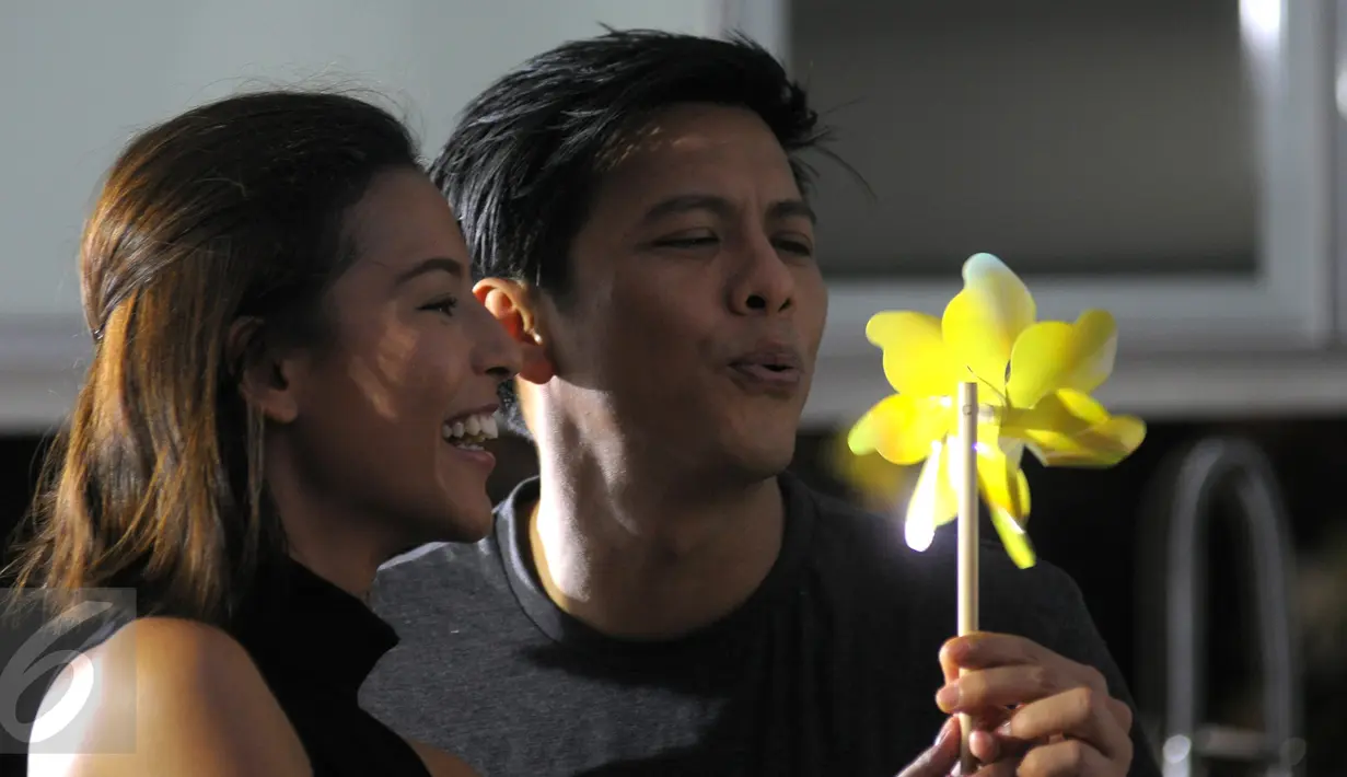 Ariel Noah beradegan mesra dengan seorang model bernama Nina Kozok pada syuting video klip 'Cinta Bukan Dusta' di Depok, Jawa Barat, Rabu (18/11/2015). Lagu tersebut merupakan bagian dari album untuk mengenang Rinto Harahap. (Liputan6.com/Herman Zakharia)